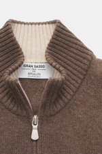 Gran Sasso Cashmere Strickjacke graubraun meliert, Nahaufnahme von oben, reiner Cashmere, weicher Griff, mittelfeines Strickbild, Regular Fit, Stehkragen aus Rippstrick, Zwei-Wege-Reißverschluss.