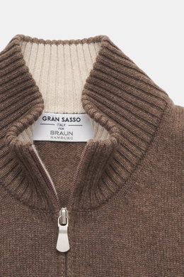 Gran Sasso Cashmere Strickjacke graubraun meliert, Nahaufnahme von oben, reiner Cashmere, weicher Griff, mittelfeines Strickbild, Regular Fit, Stehkragen aus Rippstrick, Zwei-Wege-Reißverschluss.