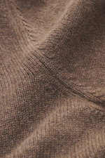 Gran Sasso Cashmere cardigan grey brown melange fabric close-up from a front angle shows pure cashmere, soft touch, medium fine knit pattern, regular fit, ribbed stand-up collar, two-way zipper.