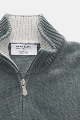 Close-up front top view of Gran Sasso Cashmere cardigan grey green melange showing ribbed stand-up collar, two-way zipper, medium fine knit pattern, pure cashmere, soft feel, regular fit.