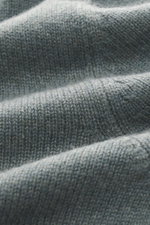 Close-up view of the medium fine knit pattern of the Gran Sasso Cashmere cardigan grey green melange, showcasing pure cashmere, soft feel, regular fit, ribbed stand-up collar, and two-way zipper.
