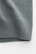 Gran Sasso Cashmere cardigan grey green melange close-up from above showing pure cashmere fabric with soft feel, medium fine knit pattern, regular fit, ribbed stand-up collar, and two-way zipper.