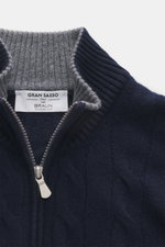 Close-up front view of the Gran Sasso Cashmere cardigan off-white showing rib-knit stand-up collar, two-way zipper, and soft texture.

Description: 
<p>Luxurious basic for the transitional season: This noble cardigan from GRAN SASSO made of soft cashme