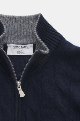 Close-up front view of the Gran Sasso Cashmere cardigan off-white showing rib-knit stand-up collar, two-way zipper, and soft texture.

Description: 
<p>Luxurious basic for the transitional season: This noble cardigan from GRAN SASSO made of soft cashme