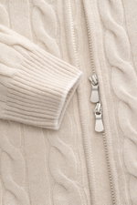 Gran Sasso Cashmere Strickjacke sand, Nahaufnahme Zopfstrick, mittelfeines Strickbild, Reißverschluss, Rippbündchen, Stehkragen, schräge Hüfttaschen, weicher Griff.
