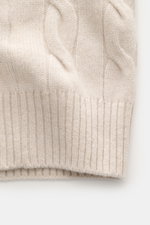 Nahaufnahme der Gran Sasso Cashmere Strickjacke sand aus softem, mittelfeinem Zopfstrick mit elastischem Rippbündchen.