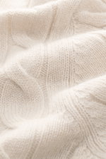 Nahaufnahme der Gran Sasso Cashmere Strickjacke sand aus reinem, weichem Cashmere mit Zopfstrick-Muster, mittelfeinem Strickbild und elastischen Rippbündchen.