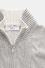 Gran Sasso Cashmere Strickjacke hellgrau meliert, Detailaufnahme von oben, Zopfstrick, Reißverschluss, Stehkragen und weicher Cashmere-Griff.