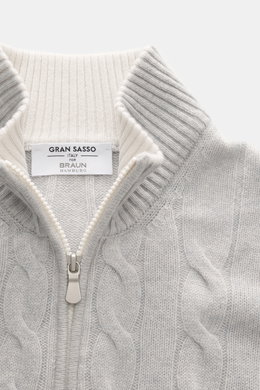 Gran Sasso Cashmere Strickjacke hellgrau meliert, Detailaufnahme von oben, Zopfstrick, Reißverschluss, Stehkragen und weicher Cashmere-Griff.
