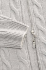 Gran Sasso Cashmere Strickjacke hellgrau meliert, Nahaufnahme von Zopfstrick, Reißverschluss, Rippbündchen, weiches Cashmere-Material, Frontansicht.