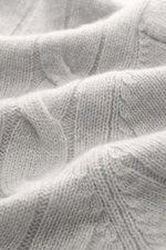 Gran Sasso Cashmere Strickjacke hellgrau meliert als Nahaufnahme im Zopfstrick aus weichem, reinem Cashmere, mittelfeines Strickbild sichtbar.