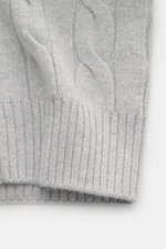 Nahaufnahme der Gran Sasso Cashmere Strickjacke hellgrau meliert aus softem Zopfstrick mit Rippbündchen, Detail von Ärmel und Bund, seitliche Perspektive.