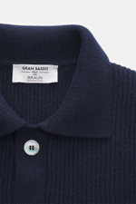 Gran Sasso Cashmere Cardigan navy, Detailaufnahme von oben mit Umlegekragen, Perlmuttknopf, schwerem Patentstrick, reiner Cashmere, Regular Fit.