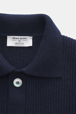 Gran Sasso Cashmere Cardigan navy, Detailaufnahme von oben mit Umlegekragen, Perlmuttknopf, schwerem Patentstrick, reiner Cashmere, Regular Fit.
