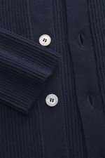 Nahaufnahme des Gran Sasso Cashmere Cardigan navy aus feinstem, schwerem Patentstrick mit Perlmuttknöpfen und Umlegekragen.