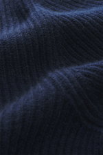 Gran Sasso Cashmere Cardigan navy Detailaufnahme aus naher Perspektive, feiner, mittelfeiner Patentstrick aus schwerem, weichem Cashmere.