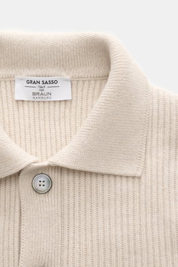 Gran Sasso Cashmere Cardigan sand, Detailaufnahme von oben, Umlegekragen, Perlmuttknopf, schwerer Patentstrick aus feinstem Cashmere.