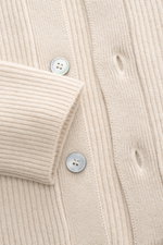 Gran Sasso Cashmere Cardigan sand in Nahaufnahme von oben, feiner Cashmere, schwerer Patentstrick, Perlmuttknöpfe, Regular Fit, Umlegekragen.