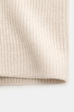 Gran Sasso Cashmere Cardigan sand in schwerem Patentstrick, Detailaufnahme des weichen, mittelfeinen Strickbilds aus reiner Cashmere-Faser.