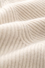 Nahaufnahme des Gran Sasso Cashmere Cardigan sand in schwerem, mittelfeinem Patentstrick mit weichem Griff und feinem Cashmere aus seitlicher Perspektive.