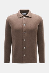 Gran Sasso Cashmere Cardigan graubraun, frontal fotografiert, aus schwerem Patentstrick mit Umlegekragen und sechs Perlmuttknöpfen.