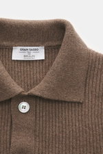 Gran Sasso Cashmere Cardigan graubraun, Detailaufnahme von oben, Umlegekragen, feiner Patentstrick, Perlmuttknopf, reiner Cashmere, Regular Fit