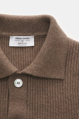 Gran Sasso Cashmere Cardigan graubraun, Detailaufnahme von oben, Umlegekragen, feiner Patentstrick, Perlmuttknopf, reiner Cashmere, Regular Fit