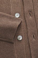 Gran Sasso Cashmere Cardigan graubraun in Nahaufnahme von oben, schwerer Patentstrick, Perlmuttknöpfe, weicher Griff, Regular Fit.