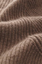 Gran Sasso Cashmere Cardigan graubraun aus schwerem Patentstrick, feinstem Cashmere, mittelfeinem Strickbild in Nahaufnahme.