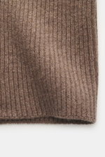 Gran Sasso Cashmere Cardigan graubraun in Nahaufnahme, feiner, schwerer Patentstrick aus reinem Cashmere, mittelfeines Strickbild, weicher Griff.