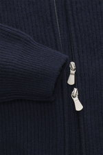 Nahaufnahme der Gran Sasso Cashmere Strickjacke navy aus schwerem Patentstrick mit Zwei-Wege-Reißverschluss und Stehkragen aus Rippstrick.