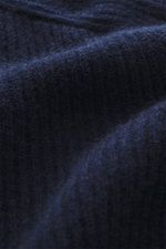 Nahaufnahme der Gran Sasso Cashmere Strickjacke navy in schwerem Patentstrick, Detailfoto zeigt weiche, mittelfeine Struktur.