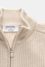 Gran Sasso Cashmere Strickjacke sand im Detail, Nahaufnahme von oben zeigt Stehkragen, Reißverschluss, schwerer Patentstrick, weicher Griff.
