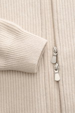Nahaufnahme der Gran Sasso Cashmere Strickjacke sand aus schwerem Patentstrick mit Reißverschluss und Rippstrick-Stehkragen.