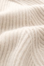 Gran Sasso Cashmere Strickjacke sand in Detailaufnahme, feiner, schwerer Patentstrick aus reinem Cashmere, weicher Griff, mittelfeines Strickbild.
