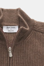 Nahaufnahme von Stehkragen und Reißverschluss der Gran Sasso Cashmere Strickjacke graubraun aus schwerem Patentstrick, weicher Griff.