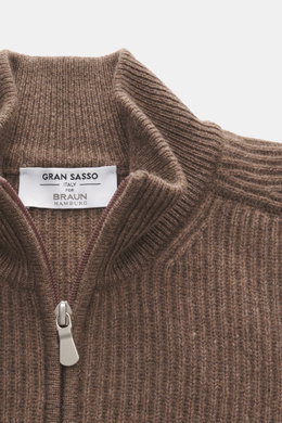 Nahaufnahme von Stehkragen und Reißverschluss der Gran Sasso Cashmere Strickjacke graubraun aus schwerem Patentstrick, weicher Griff.