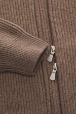 Nahaufnahme der Gran Sasso Cashmere Strickjacke graubraun im schweren Patentstrick mit zwei Reißverschlüssen und Rippstrick-Stehkragen.