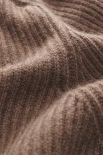 Nahaufnahme der Gran Sasso Cashmere Strickjacke graubraun im Patentstrick mit weichem Griff, mittelfeinem Strickbild, aufgenommen aus schräger Perspektive.