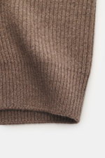 Nahaufnahme der Gran Sasso Cashmere Strickjacke graubraun im schweren Patentstrick, mittelfeines Strickbild und weicher Griff.