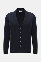 Gran Sasso Cardigan navy, frontale Nahaufnahme, reine Schurwolle, weicher Griff, feines Strickbild, Regular Fit, glatte Knopfleiste, Reverskragen.