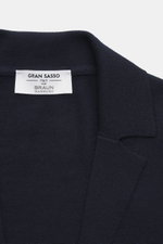 Gran Sasso Cardigan navy in Nahaufnahme von oben, reine Schurwolle, weicher Griff, feines Strickbild, Regular Fit, glatte Knopfleiste, Reverskragen.