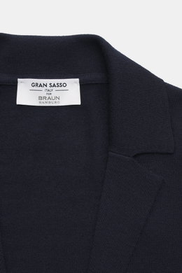 Gran Sasso Cardigan navy in Nahaufnahme von oben, reine Schurwolle, weicher Griff, feines Strickbild, Regular Fit, glatte Knopfleiste, Reverskragen.
