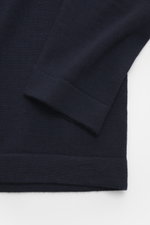 Nahaufnahme des Gran Sasso Cardigan navy von oben, reine Schurwolle, weicher Griff, feines Strickbild, Regular Fit, glatte Knopfleiste, Reverskragen.