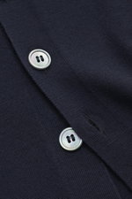Gran Sasso Cardigan navy aus reine Schurwolle, weicher Griff, feines Strickbild, Regular Fit, glatte Knopfleiste, Reverskragen, Nahaufnahme frontal.