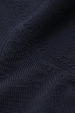 Nahaufnahme aus seitlicher Perspektive des Gran Sasso Cardigan navy mit feinem Strickbild, weichem Griff, Reverskragen, glatter Knopfleiste, Regular Fit, reine Schurwolle.