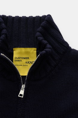 Nahaufnahme der B.F. Knitwear Merino Strickjacke navy mit stehendem Kragen, Zwei-Wege-Reißverschluss und mittelgrobem Strickbild.