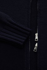 Blick auf navy B.F. Knitwear Merino Strickjacke mit zwei-Wege-Reißverschluss, Stehkragen, Rippbündchen, Slim Fit aus Merinowolle.