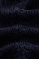 Nahaufnahme der B.F. Knitwear Merino Strickjacke navy aus weicher, reiner Merinowolle mit mittelgrobem Strickbild und Rippbündchen.