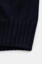 Nahaufnahme der B.F. Knitwear Merino Strickjacke navy aus reiner Merinowolle mit weichem Griff, mittlerem Strickbild und Rippbündchen.